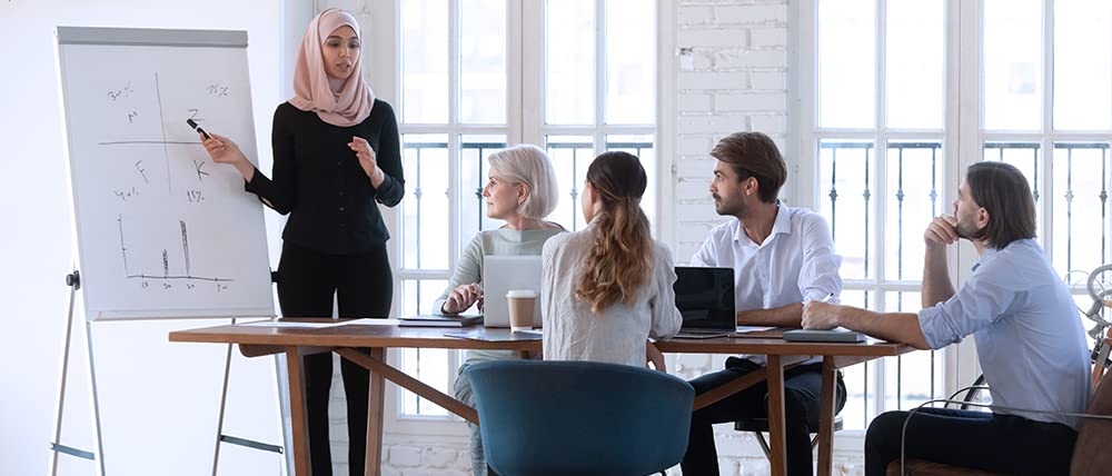 Personas alrededor de una mesa durante una reunión de negocios