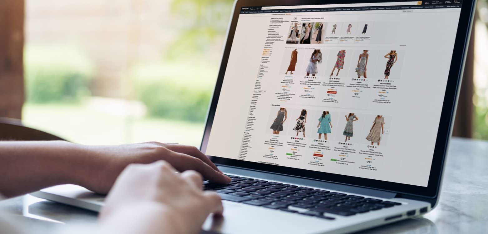 Alguien mirando vestidos en Amazon a través de una computadora portátil