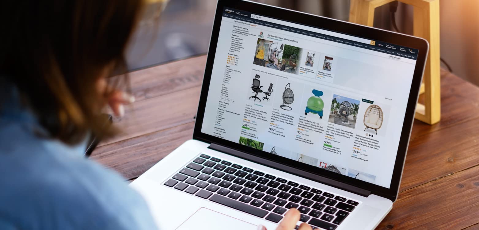 Alguien mirando mobiliario en Amazon a través de una computadora portátil