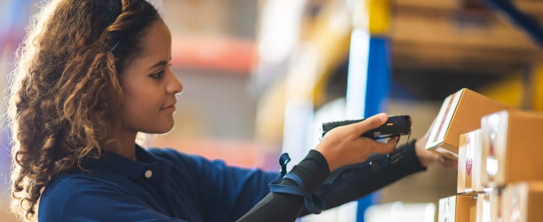 mujer escaneando inventario