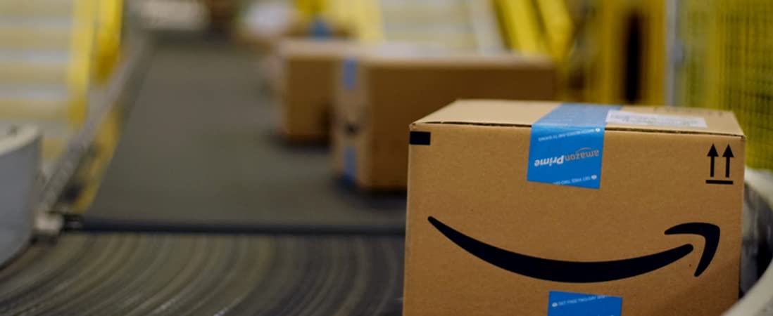 Cinta transportadora de gestión logística de Amazon con paquete de Amazon