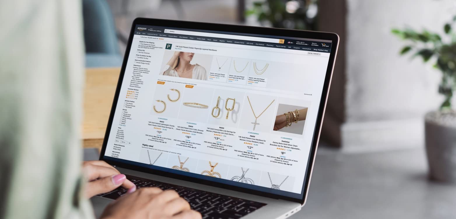 Alguien buscando joyería en Amazon en una computadora portátil