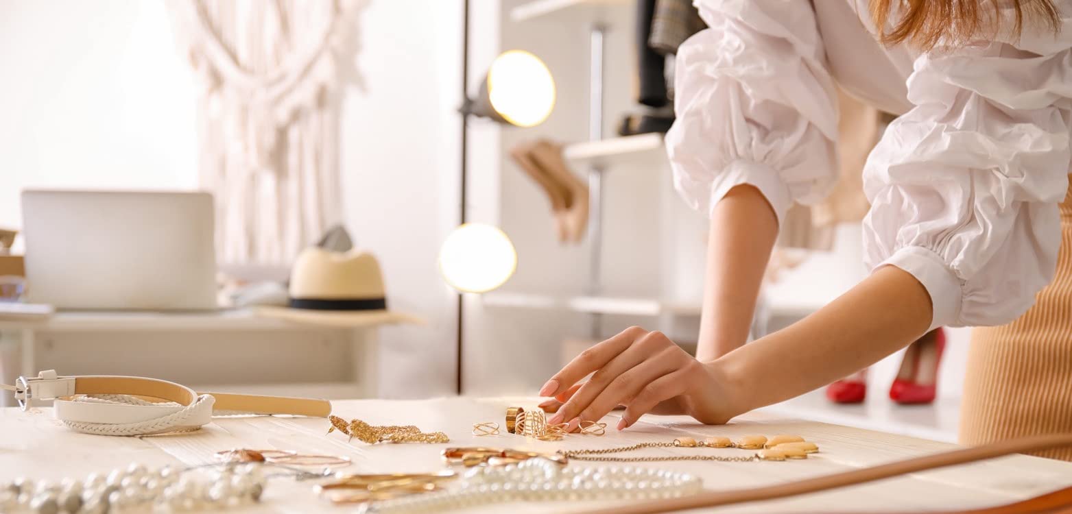 Mujer mostrando joyería