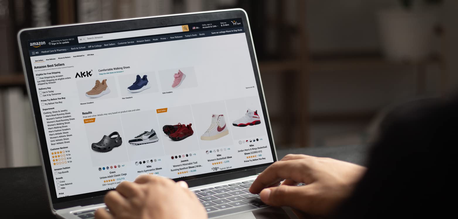 Alguien mirando los zapatos más vendidos en Amazon en una computadora portátil